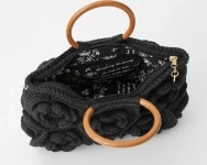 حقيبة يد كروشية باللون الأسود مطرزة بالزهور